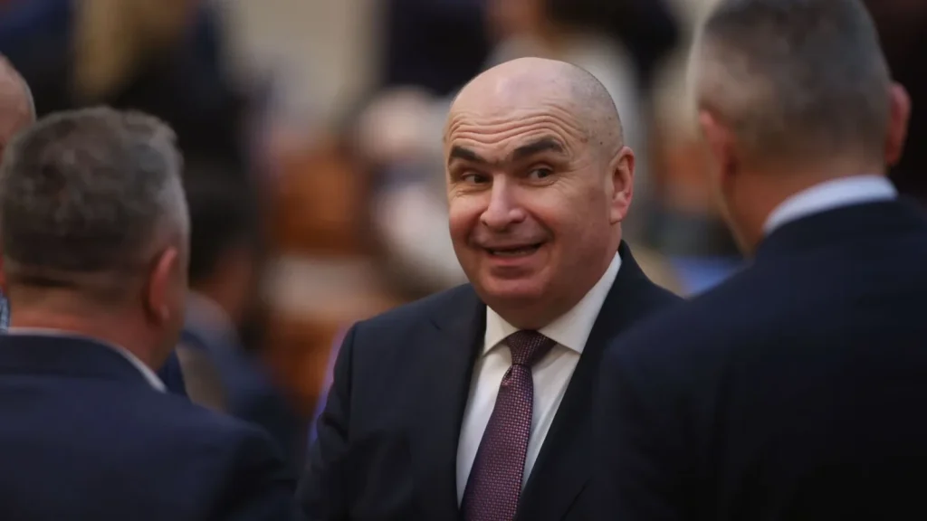 Premierul Ilie Bolojan a sugerat, într-o intervenție la Radio România Actualități, că va oferi „demnitate” secretarilor de stat care ar putea demisiona în cazul retragerii PSD de la guvernare