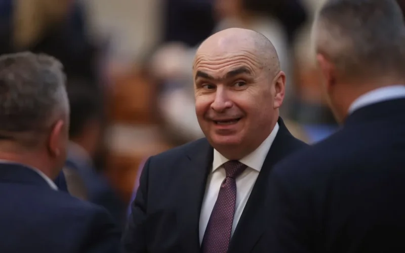 Premierul Ilie Bolojan a sugerat, într-o intervenție la Radio România Actualități, că va oferi „demnitate” secretarilor de stat care ar putea demisiona în cazul retragerii PSD de la guvernare