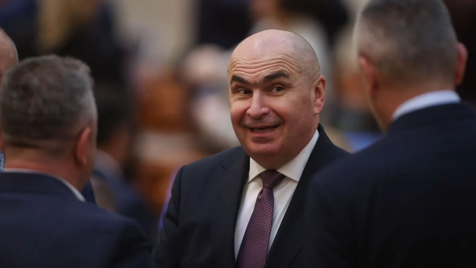Premierul Ilie Bolojan a sugerat, într-o intervenție la Radio România Actualități, că va oferi „demnitate” secretarilor de stat care ar putea demisiona în cazul retragerii PSD de la guvernare