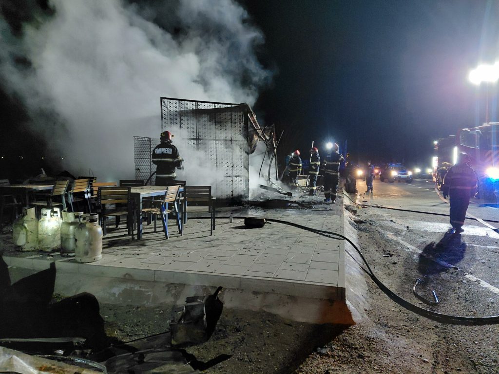 Incendiu puternic la un fast-food din Cluj-Napoca: Butelii evacuate, nicio victimă Un incendiu a izbucnit într-un fast-food din Cluj-Napoca, în noaptea de marți spre miercuri, mobilizând rapid forțele de intervenție