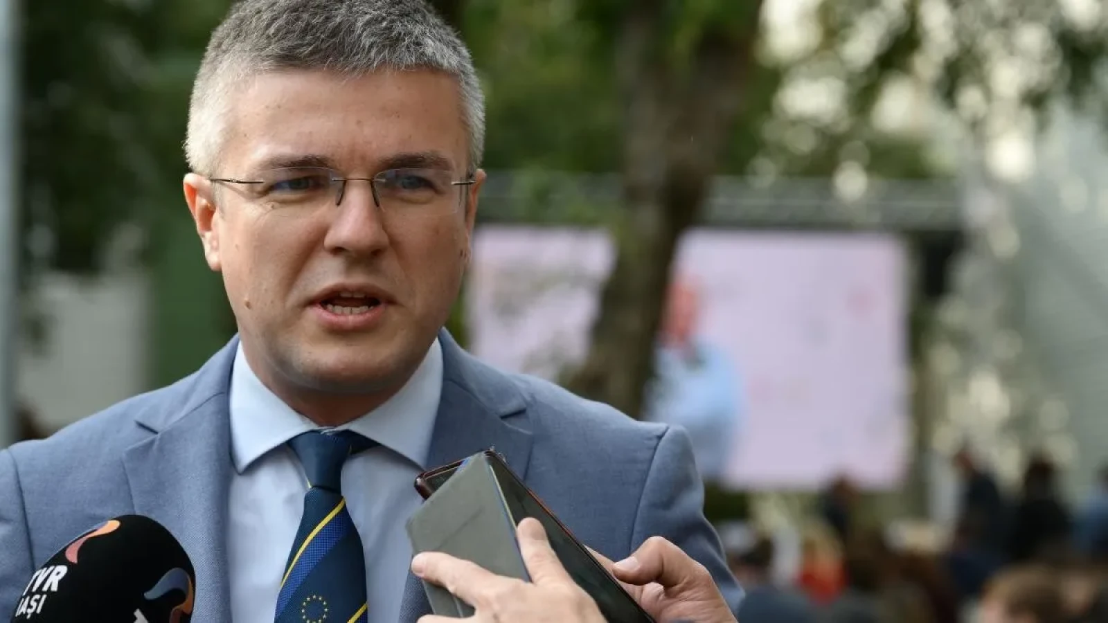 Ministrul Economiei, Irineu Darău, transmite că mediul de afaceri românesc caută stabilitate politică, în contextul discuțiilor privind o posibilă retragere a sprijinului politic pentru premierul Ilie Bolojan
