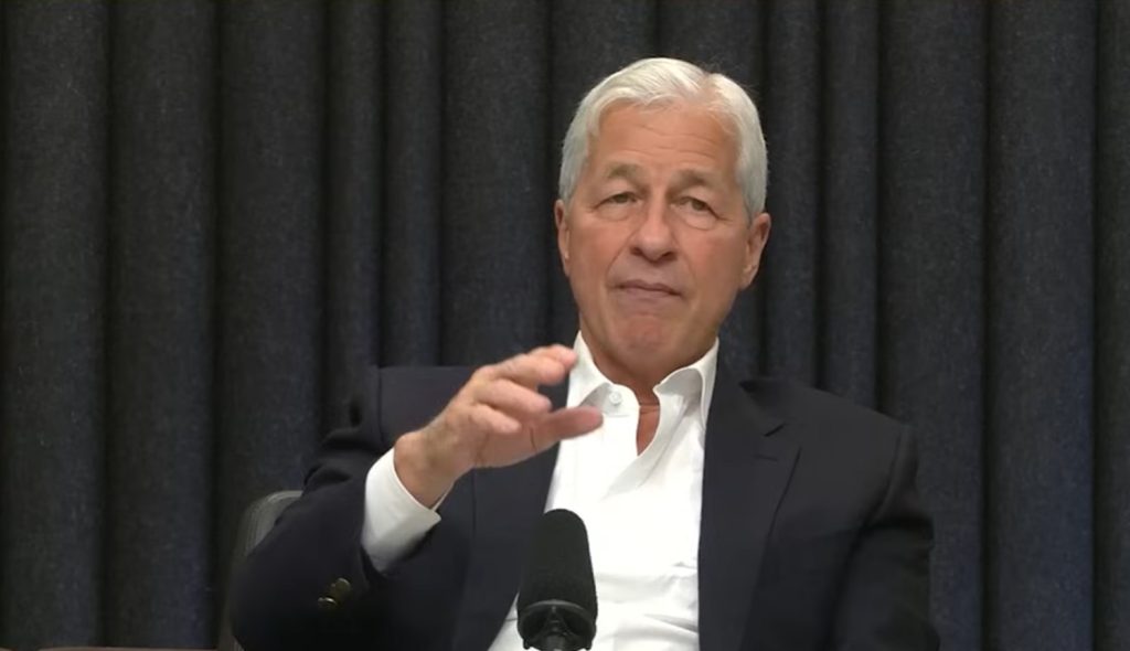 Jamie Dimon, CEO-ul JPMorgan, recunoaște că face în continuare greșeli, una dintre ele fiind luarea deciziilor importante la sfârșitul unei săptămâni obositoare