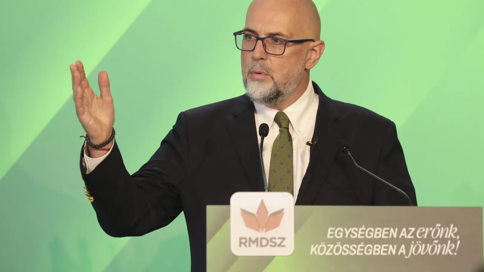 UDMR, formațiunea politică ce reprezintă interesele maghiarilor din România, a decis să-l plaseze pe liderul său, Kelemen Hunor, în centrul unor negocieri cruciale