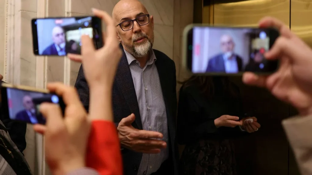 Liderul UDMR, Kelemen Hunor, a intrat miercuri într-o serie de întâlniri politice intense, pe fondul crizei guvernamentale generate de retragerea sprijinului politic al PSD