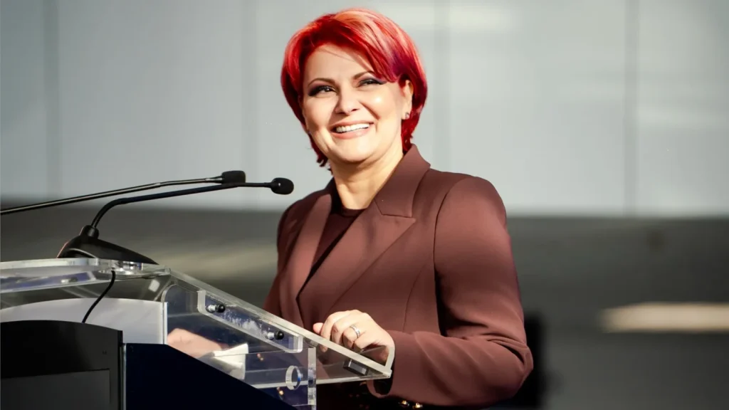 Primarul Craiovei, Lia Olguța Vasilescu, a anunțat că social-democrații vor renunța la toate funcțiile obținute prin coaliție, ca urmare a deciziei de retragere a sprijinului politic pentru premierul Ilie Bolojan