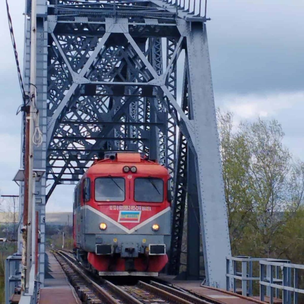 Locomotiva românească de ecartament normal a trecut Prutul în Republica Moldova