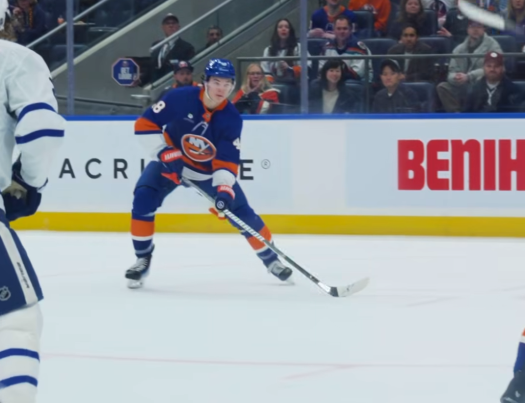 Hocheistul Matthew Schaefer, în vârstă de 18 ani, a egalat recordul legendarului Brian Leetch, marcând un gol important în victoria echipei New York Islanders împotriva formației Toronto Maple Leafs