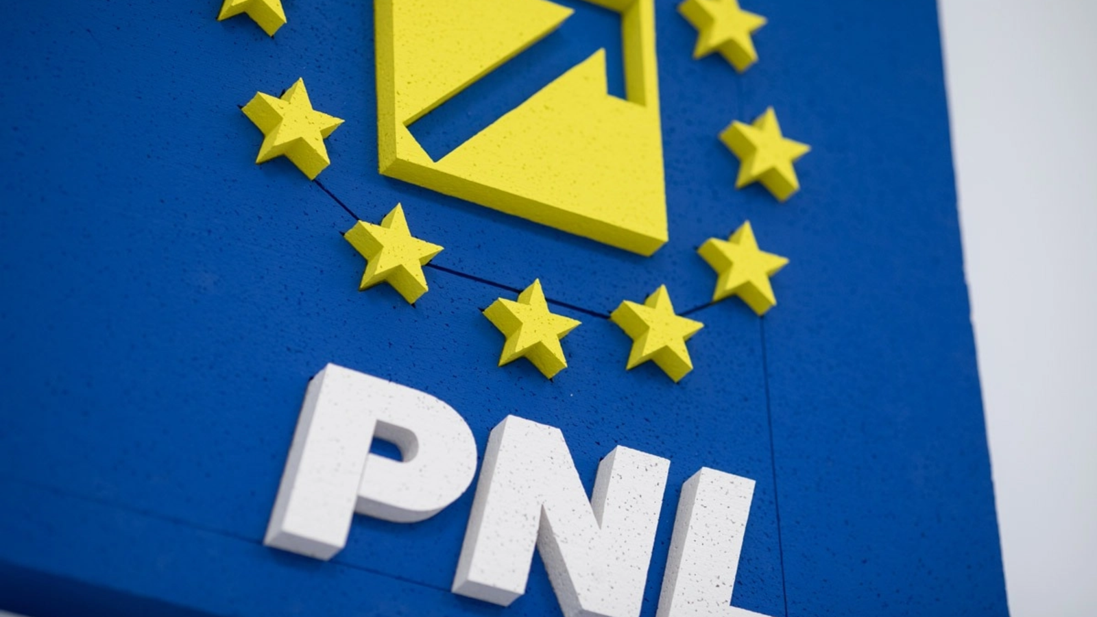 PNL se pregătește de o ruptură definitivă de PSD, după ce liderii liberali au discutat în Parlament strategia pentru o perioadă de guvernare cu miniștri interimari și fără majoritate parlamentară, timp de 45 de zile