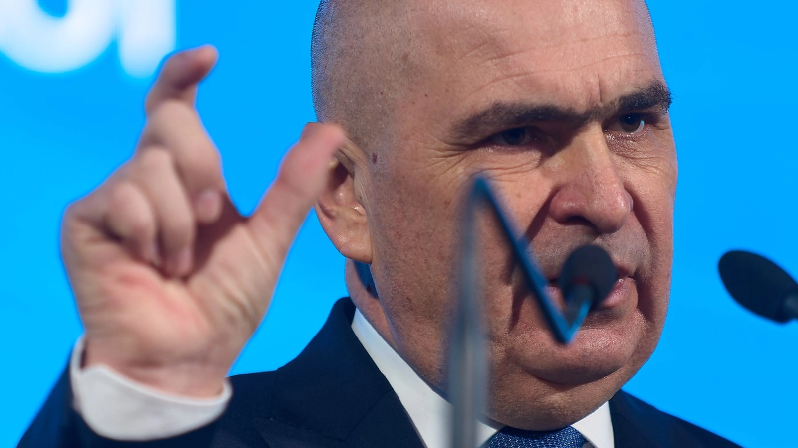 Fostul premier Petre Roman a criticat dur politicile economice ale guvernului, afirmând că măsurile actuale nu sunt reforme, ci „pedepsesc” populația prin tăieri și taxe