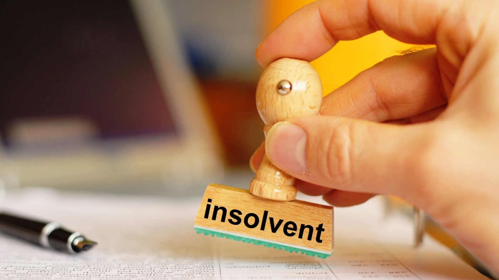 Românii cu datorii mari vor primi o gură de aer prin modificarea legii insolvenței personale