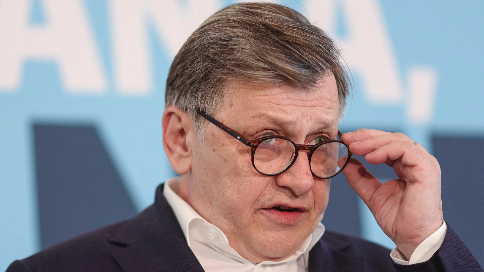 Controversele legate de fotografiile în care apăreau Nicușor Dan