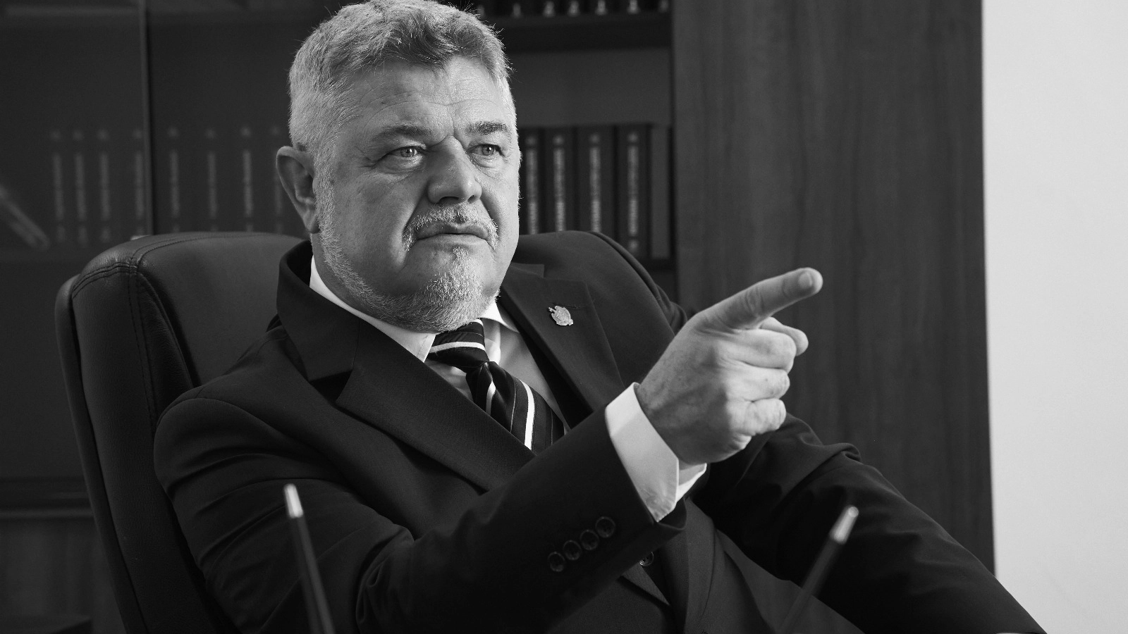 Moment de cumpănă în politica românească: Moțiunea de cenzură devine test de caracter Un val de nemulțumire pare să cuprindă scena politică românească, pe fondul acuzațiilor privind anularea votului a milioane de cetățeni