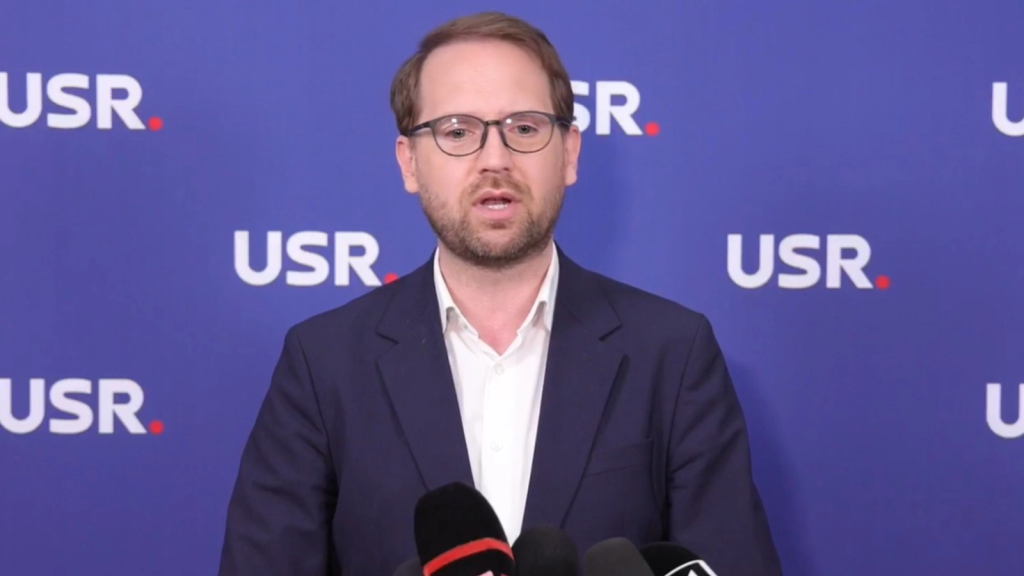 Liderul USR, Dominic Fritz, a criticat dur decizia PSD de a declanșa o criză politică, acuzând social-democrații că pun în pericol stabilitatea României și reformele din PNRR