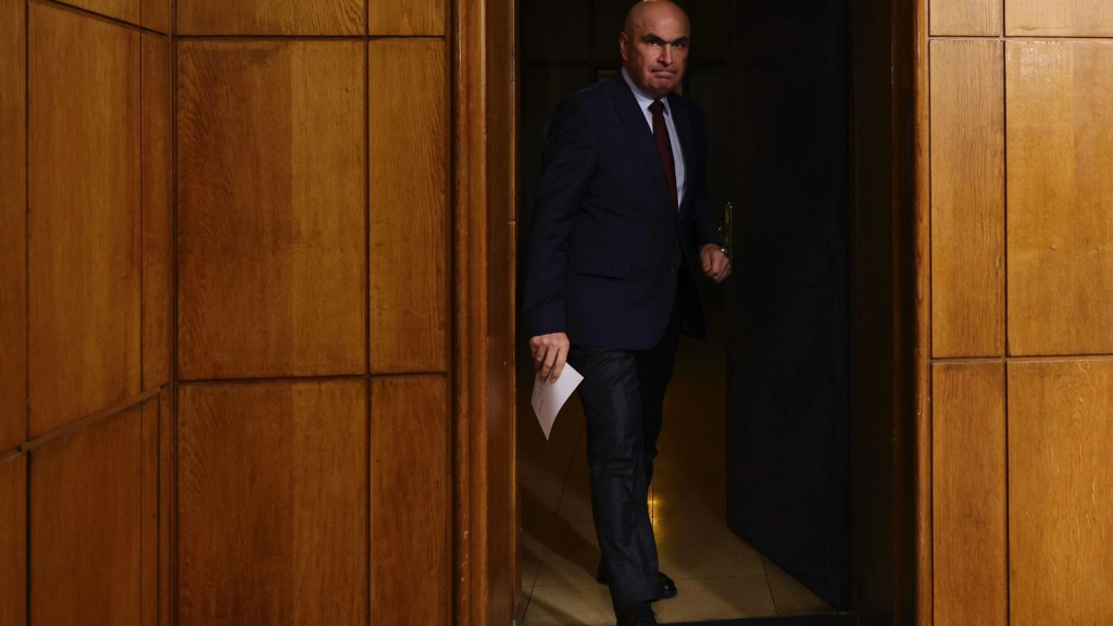 Posibila retragere a Partidului Social Democrat (PSD) de la guvernare, intens discutată în contextul intern numit „Momentul Adevărului”, ar putea arunca Guvernul condus de Ilie Bolojan într-una dintre cele mai complicate crize constituționale din ultimii ani