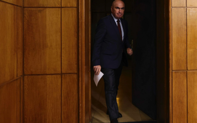 Posibila retragere a Partidului Social Democrat (PSD) de la guvernare, intens discutată în contextul intern numit „Momentul Adevărului”, ar putea arunca Guvernul condus de Ilie Bolojan într-una dintre cele mai complicate crize constituționale din ultimii ani