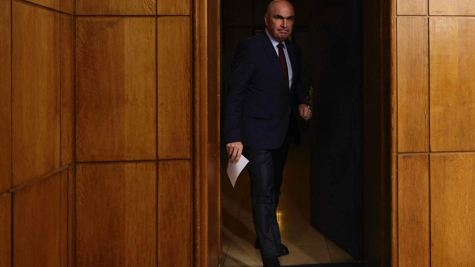 Posibila retragere a Partidului Social Democrat (PSD) de la guvernare, intens discutată în contextul intern numit „Momentul Adevărului”, ar putea arunca Guvernul condus de Ilie Bolojan într-una dintre cele mai complicate crize constituționale din ultimii ani