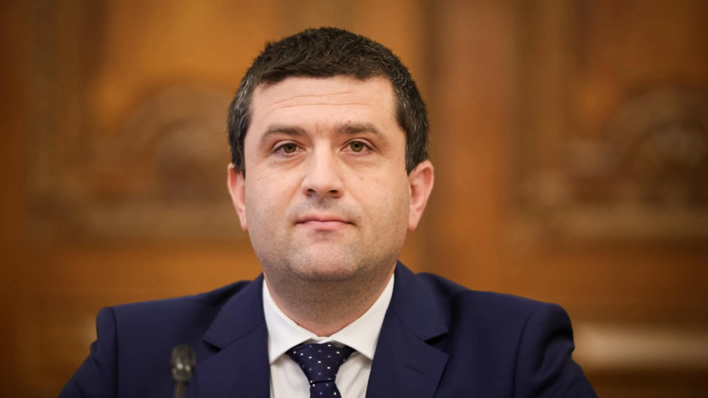 Ministrul Apărării, Radu Miruță, a oferit un interviu în care a abordat deschis subiecte controversate ale politicii românești, de la critici dure la adresa Parlamentului până la dezvăluirea politicienilor pe care nu i-ar susține niciodată