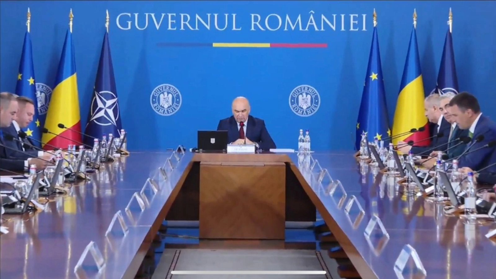 O ședință de guvern lipsită de tensiuni a avut loc înaintea unei decizii cruciale a Partidului Social Democrat (PSD), care va stabili viitorul coaliției de guvernare