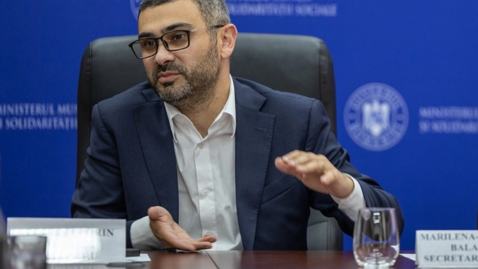 Ministrul Muncii, Florin Manole, a anunțat că noua lege a salarizării va introduce un salariu minim de referință de aproximativ 4.000 de lei brut