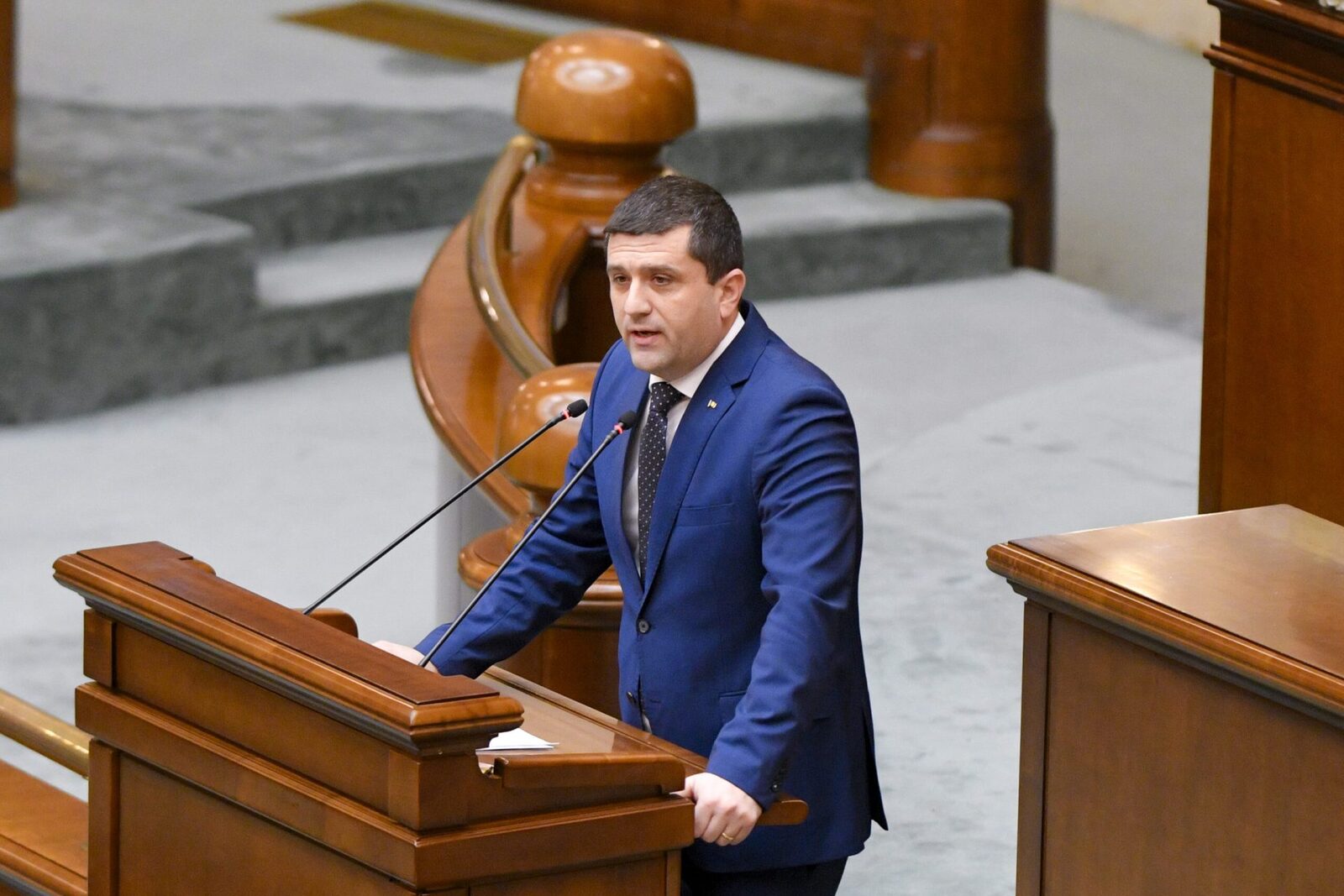 București – Radu Miruță, Ministrul Apărării Naționale, a cerut convocarea Parlamentului pentru a discuta despre achizițiile de echipamente militare și armament prin mecanismul SAFE