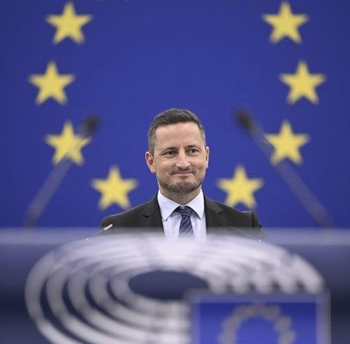 Un europarlamentar român, vicepreședinte al Parlamentului European, a ales o modalitate neobișnuită de a-și promova mesajele: manelele