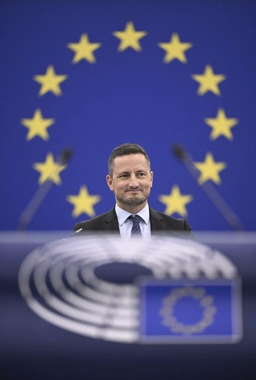 Un europarlamentar român, vicepreședinte al Parlamentului European, a ales o modalitate neobișnuită de a-și promova mesajele: manelele