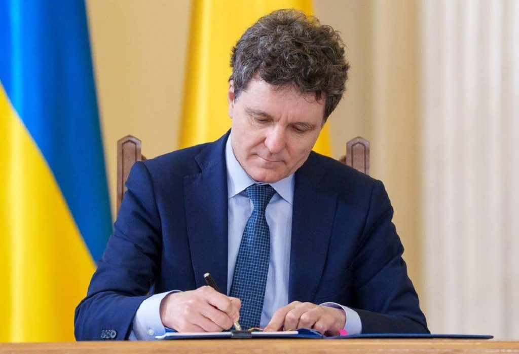 Președintele Nicușor Dan promulgă legi importante, inclusiv privind activitățile casnice Președintele României, Nicușor Dan, a semnat o serie de decrete prin care au fost promulgate legi importante