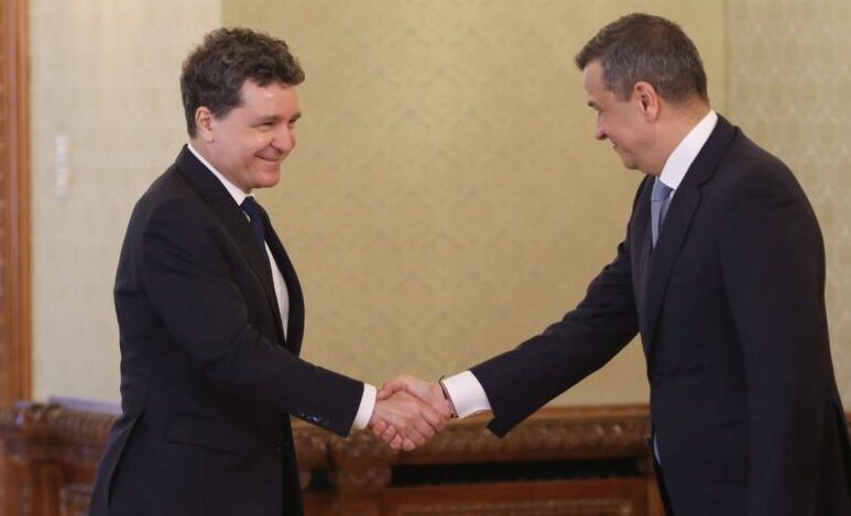 Apăsarea politică se intensifică asupra premierului Ilie Bolojan, după o întrevedere cu președintele Klaus Iohannis, pe fondul zvonurilor privind retragerea sprijinului politic din partea PSD