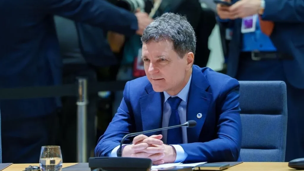 Președintele Nicușor Dan a anunțat că nu va mai susține public niciuna dintre taberele politice, asumându-și rolul de mediator în contextul tensiunilor dintre Partidul Social Democrat (PSD) și Partidul Național Liberal (PNL)