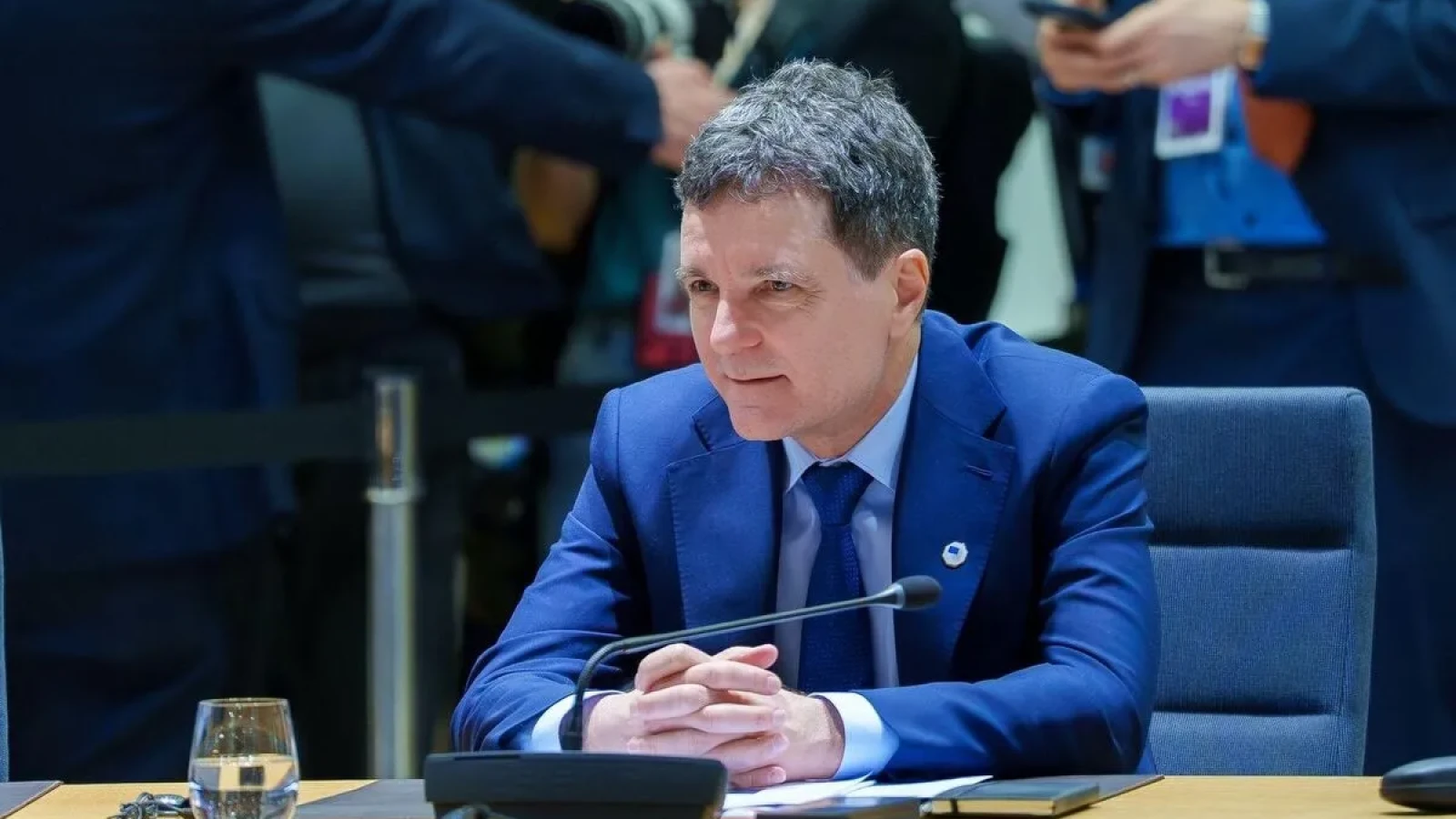 Președintele Nicușor Dan a anunțat că nu va mai susține public niciuna dintre taberele politice, asumându-și rolul de mediator în contextul tensiunilor dintre Partidul Social Democrat (PSD) și Partidul Național Liberal (PNL)