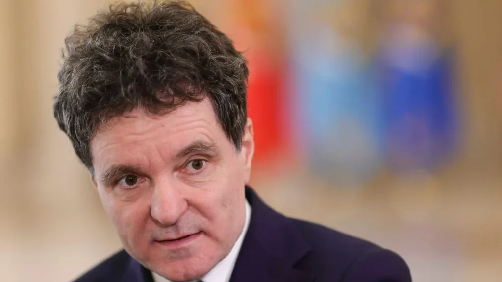 Deputatul PNL Alexandru Muraru a lansat un avertisment dur la adresa primarului general Nicușor Dan, sugerând că lipsa unei poziții ferme de susținere a premierului Ilie Bolojan ar putea afecta grav capitalul politic al acestuia