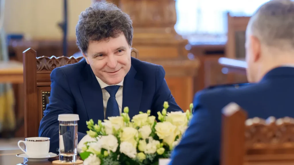 Nicușor Dan, optimist în privința coaliției de guvernare Președintele Nicușor Dan pare a fi ultimul lider politic de anvergură care mai crede în continuitatea coaliției de guvernare