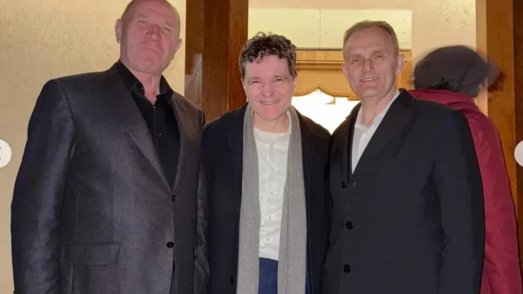 Președintele Nicușor Dan a fost surprins în Vinerea Mare la Mănăstirea Cornu, județul Prahova, alături de președintele Consiliului Județean și primarul comunei, ambii membri PSD, conform fotografiilor publicate pe rețelele sociale