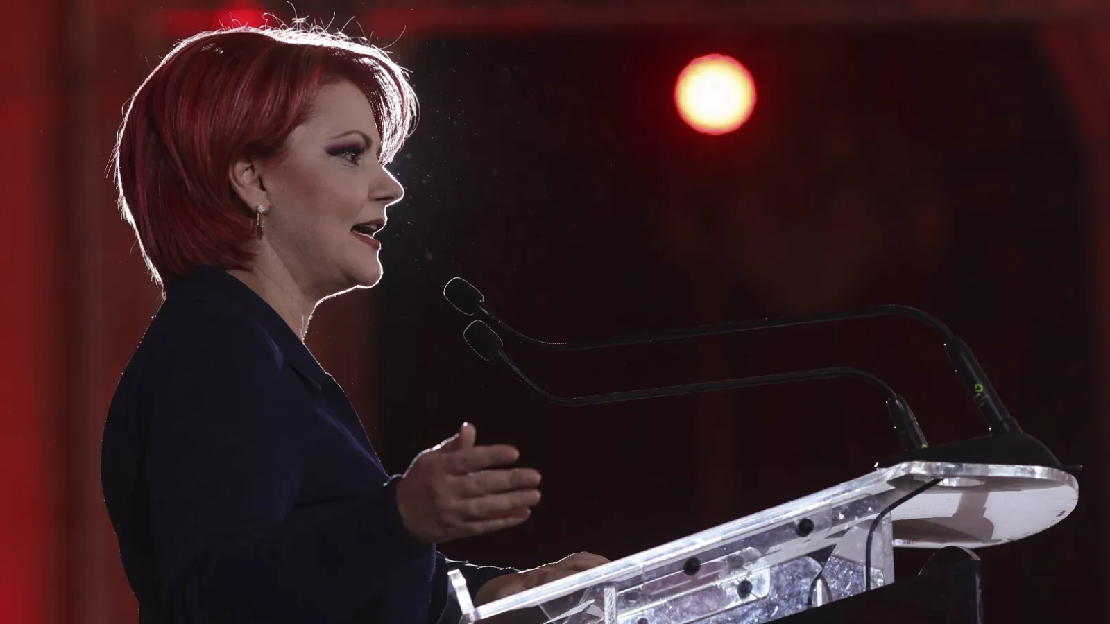 Tensiune majoră în coaliția de guvernare: Lia Olguța Vasilescu, lider important al PSD, amenință cu ieșirea de la guvernare și demisia miniștrilor social-democrați, punând presiune pe premierul Ilie Bolojan și președintele Nicușor Dan