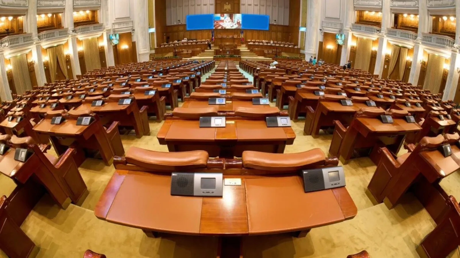 Decizia PSD de a retrage sprijinul politic premierului Ilie Bolojan a declanșat o adevărată vânătoare de voturi în Parlament