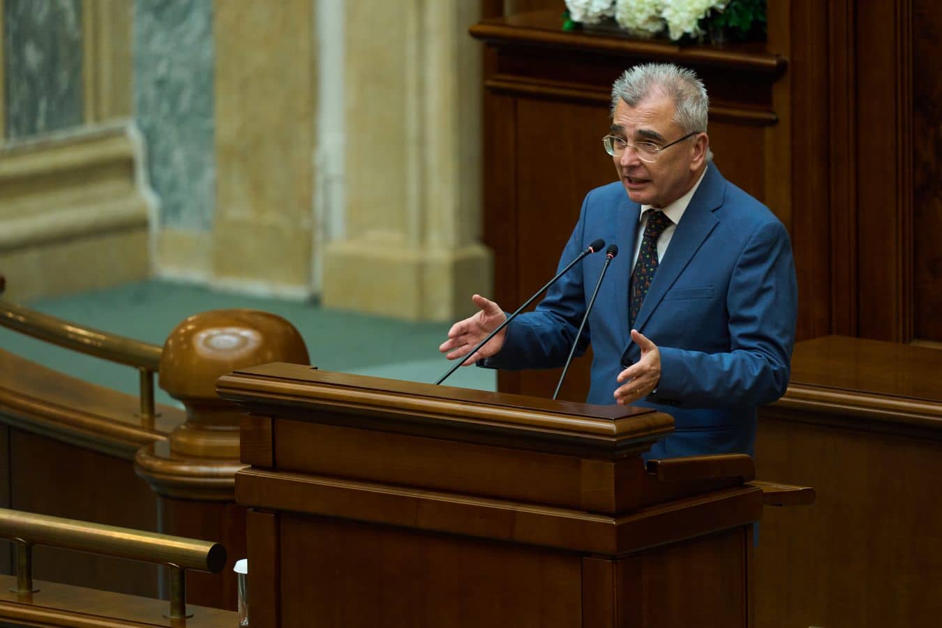 Guvernul Bolojan, acuzat de senatorul AUR de politici comune cu partidele de la guvernare Senatorul AUR, Petrișor Peiu, critică dur actuala coaliție de guvernare, acuzând-o de măsuri economice care ar sufoca economia și ar fi dus la o scădere economică
