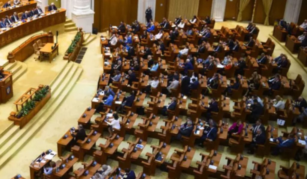 Președintele PSD, Sorin Grindeanu, a declarat că moțiunea de cenzură împotriva guvernului condus de Ilie Bolojan are „șanse foarte mari” să treacă.nnGrindeanu a făcut aceste afirmații într-un interviu la Antena 3, menționând că sunt strânse 254 de semnături, cu mai multe decât cele 233 necesare pentru demiterea executivului.nn Șansele moțiunii de cenzură, evaluate de PSD Grindeanu a subliniat că, în opinia sa, situația este favorabilă pentru reușita moțiunii, cu condiția să nu existe retrageri de semnături până în momentul votului.nnEl a comparat gradul de neîncredere de care se bucură premierul Bolojan cu cel al fostului lider social-democrat Liviu Dragnea, ambii având, potrivit lui, un procent de 85% neîncredere din partea populației.nnGrindeanu a reiterat că PSD nu susține un guvern minoritar și nici nu va forma o majoritate cu AUR.nn Posibile scenarii post-moțiune În cazul în care moțiunea de cenzură va trece, PSD se așteaptă să fie invitat la consultări cu președintele