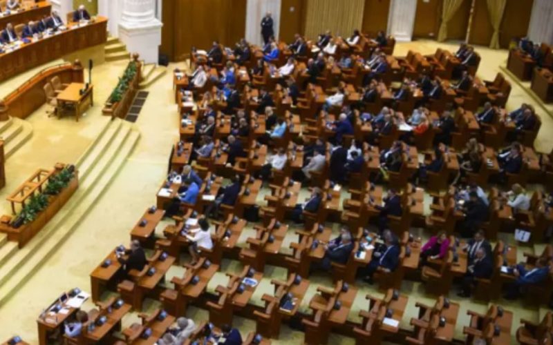 Președintele PSD, Sorin Grindeanu, a declarat că moțiunea de cenzură împotriva guvernului condus de Ilie Bolojan are „șanse foarte mari” să treacă.nnGrindeanu a făcut aceste afirmații într-un interviu la Antena 3, menționând că sunt strânse 254 de semnături, cu mai multe decât cele 233 necesare pentru demiterea executivului.nn Șansele moțiunii de cenzură, evaluate de PSD Grindeanu a subliniat că, în opinia sa, situația este favorabilă pentru reușita moțiunii, cu condiția să nu existe retrageri de semnături până în momentul votului.nnEl a comparat gradul de neîncredere de care se bucură premierul Bolojan cu cel al fostului lider social-democrat Liviu Dragnea, ambii având, potrivit lui, un procent de 85% neîncredere din partea populației.nnGrindeanu a reiterat că PSD nu susține un guvern minoritar și nici nu va forma o majoritate cu AUR.nn Posibile scenarii post-moțiune În cazul în care moțiunea de cenzură va trece, PSD se așteaptă să fie invitat la consultări cu președintele
