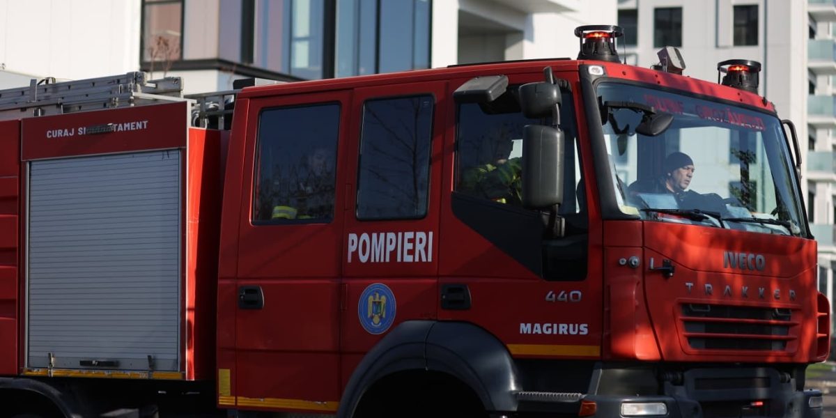 pompieri-smurd-incendiu-2.jpg - RevistaPolitica
