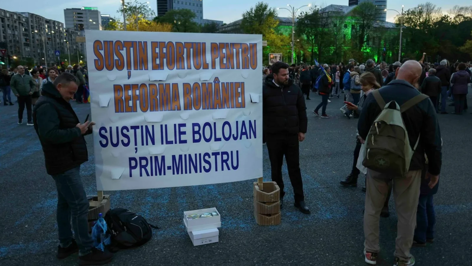 Protest de susținere a premierului a avut loc astăzi în centrul Capitalei, adunând sute de persoane