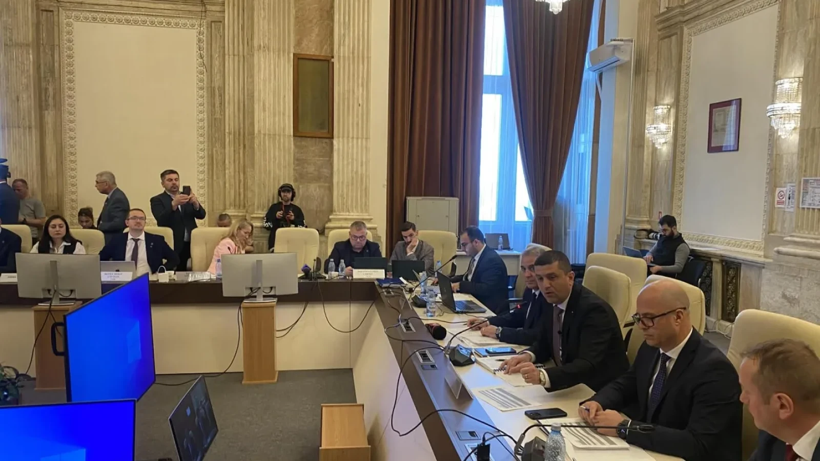 Ministrul Apărării Naționale, Radu Miruță, a afirmat că Partidul Social Democrat (PSD) nu a obținut majoritatea la alegeri, astfel încât nu poate dicta cine va ocupa funcția de prim-ministru