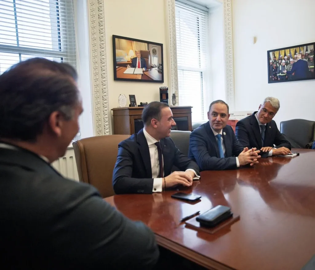 Ministrul Sănătății, Alexandru Rogobete, și ministrul Finanțelor, Alexandru Nazare, au plecat în Statele Unite ale Americii pentru a discuta cu reprezentanții companiei farmaceutice Pfizer