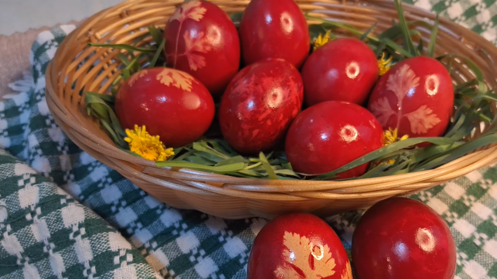 Ouă vopsite de Paște: Metode tradiționale și trucuri pentru culori vibrante Paștele se apropie cu pași repezi, iar pregătirile pentru această sărbătoare includ, printre altele, vopsirea ouălor