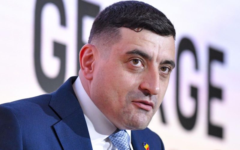 GEORGE Simion, SURPRINS LA HOTELUL PSD, DAR CU GÂNDUL LA BOTEZ Liderul AUR, George Simion, a fost surprins în aceeași locație cu membrii PSD, chiar în ziua în care se discută vehement despre soarta premierului Ilie Bolojan