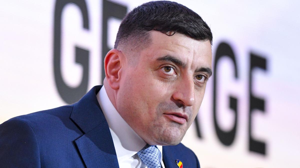GEORGE Simion, SURPRINS LA HOTELUL PSD, DAR CU GÂNDUL LA BOTEZ Liderul AUR, George Simion, a fost surprins în aceeași locație cu membrii PSD, chiar în ziua în care se discută vehement despre soarta premierului Ilie Bolojan