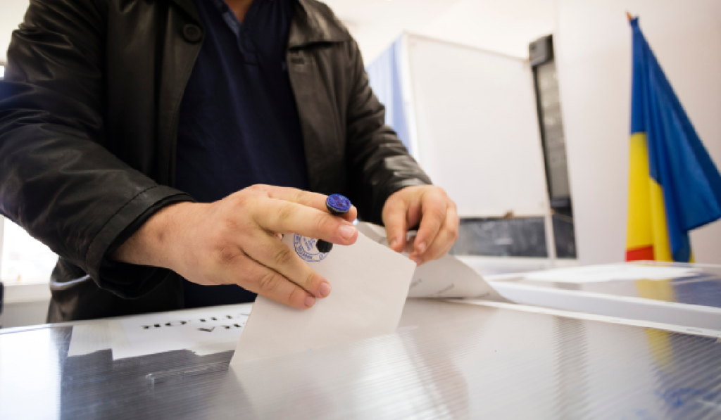 AUR conduce detașat în preferințele de vot, arată un sondaj recent Alianța pentru Unirea Românilor (AUR) se situează pe primul loc în intenția de vot, cu 35,8%, potrivit unui sondaj realizat de o firmă de cercetare din România