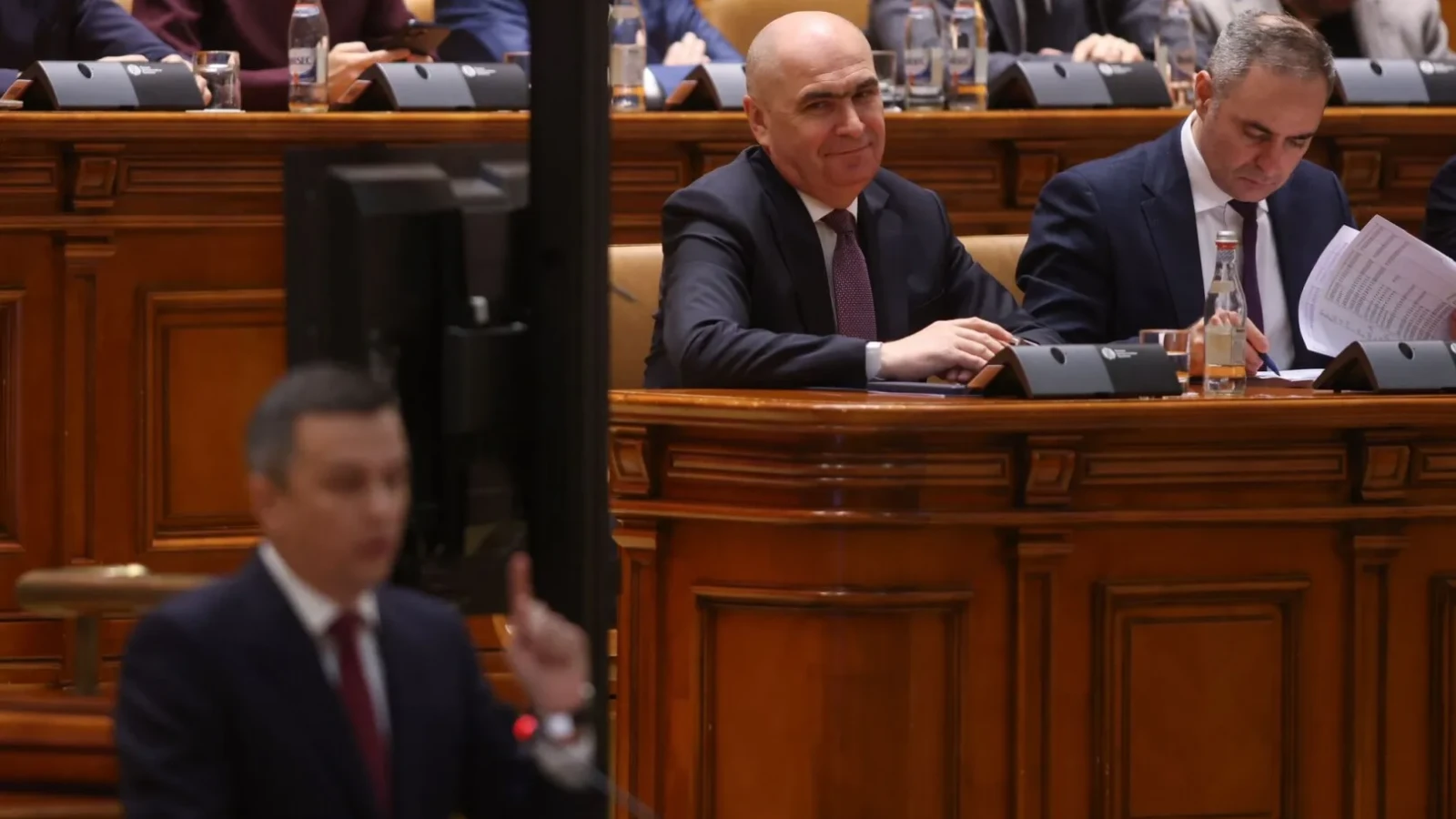 România se confruntă cu o potențială criză politică majoră, pe fondul unei încordări tot mai mari între partidele de guvernare