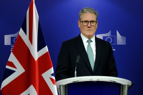 Prim-ministrul Keir Starmer este în centrul unui scandal major care zguduie guvernul britanic, după ce s-a aflat că nu știa despre problemele de securitate ale fostului „Lord” Peter Mandelson, desemnat inițial ambasador în SUA