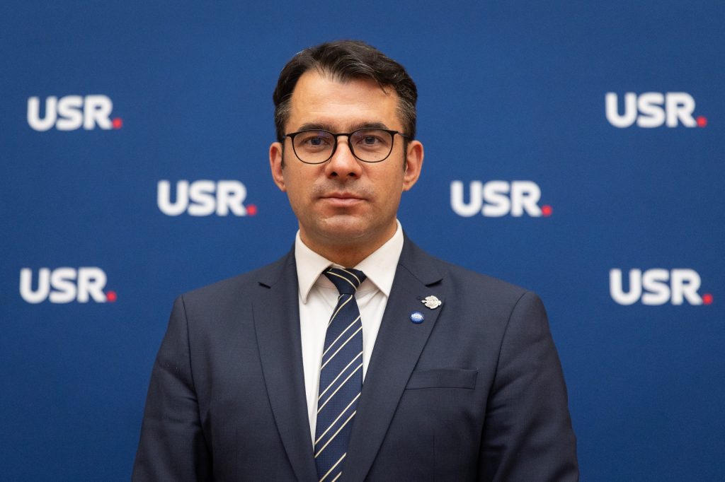 Senatorul USR Ștefan Pălărie avertizează asupra riscurilor unei crize politice în contextul tensiunilor din coaliția de guvernare, subliniind posibilele consecințe economice și politice