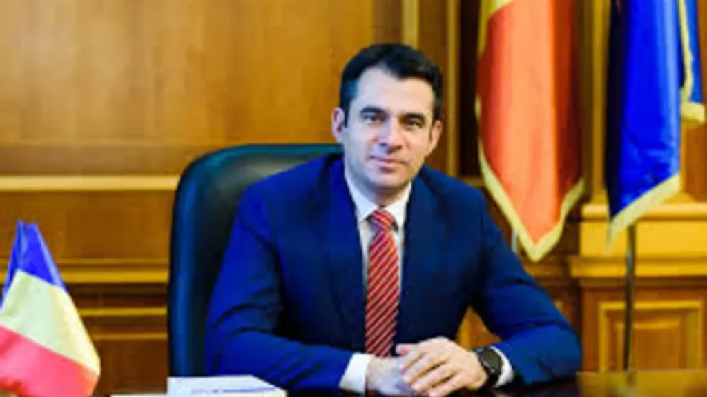 Liderul senatorilor USR, Ștefan Pălărie, avertizează că ieșirea de la guvernare ar putea genera o criză politică inutilă și ar putea deschide calea unei alianțe între PSD și AUR